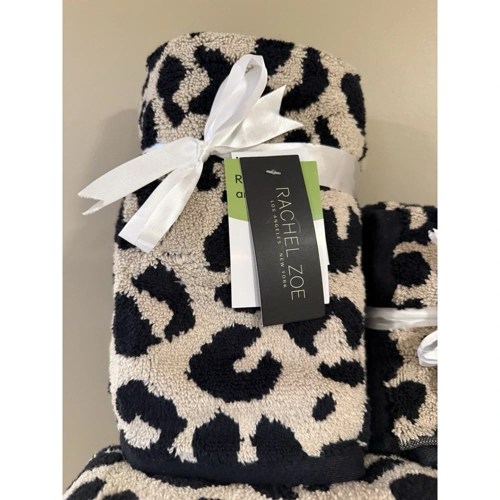 8-NWT‎ RACHEL ZOE TAUPE AND BLACK LEOPARD DESIGN REVERSIBLE TOWEL SET